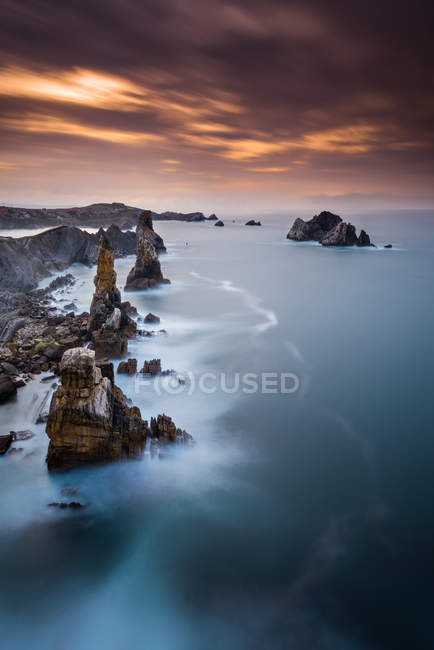 Majestuosa vista de la costa de Los Urros, España - foto de stock