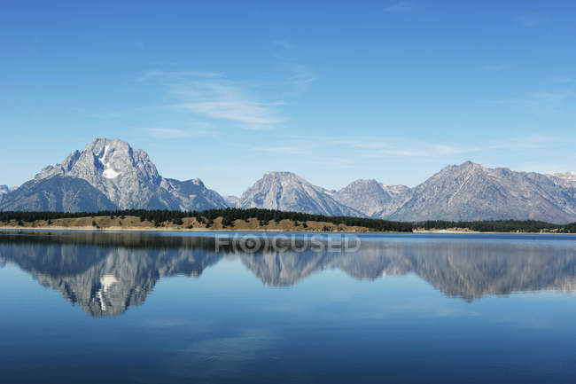 Vista panorámica de las montañas reflejadas en el lago, América, EE.UU. - foto de stock