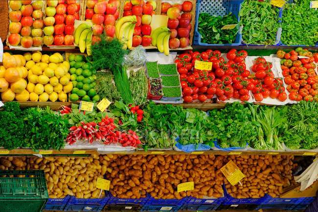Fruit and vegetable stall in market place — Stock Photo