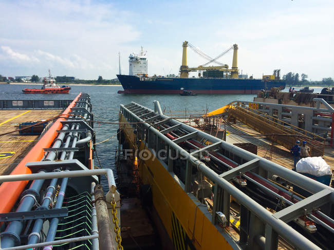 Due navi appoggio piattaforma petrolifera ormeggiate fianco a fianco nel porto portuale — Foto stock