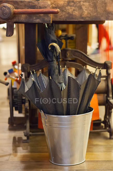 Вид крупным планом зонта в металлическом ведре — стоковое фото