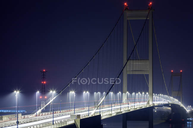 Великобритания, Северн Бридж, Подсвеченный подвесной мост ночью — стоковое фото