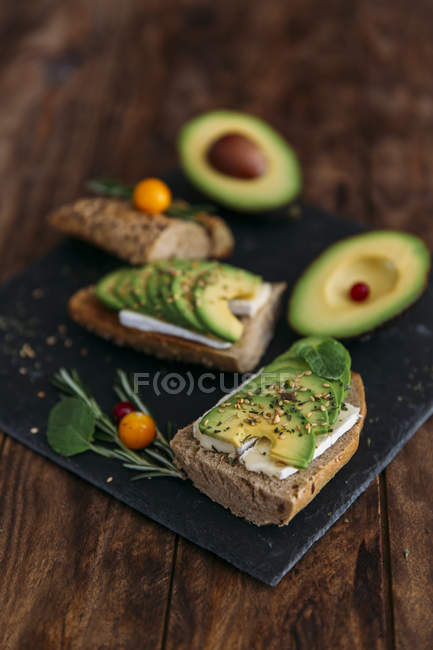 Avocado and brie cheese sandwich on wholewheat roll — Stock Photo