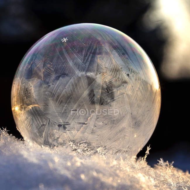 Vista close-up de floco de neve congelado em uma bolha de sabão — Fotografia de Stock