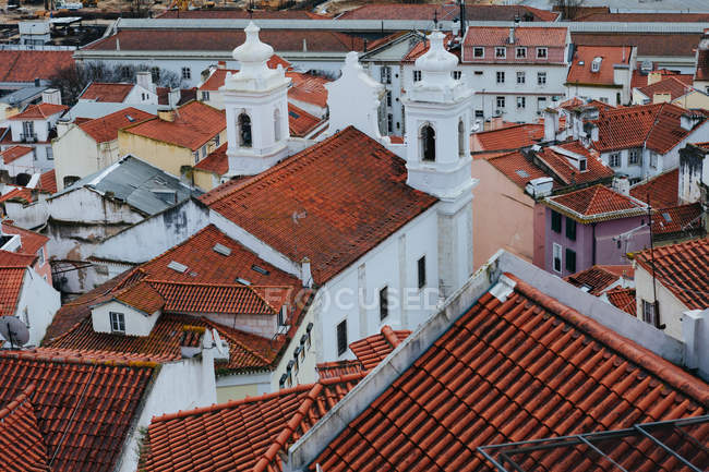 Malerischer Blick auf die Dächer von Gebäuden, Alfama, Lissabon, Portugal — Stockfoto