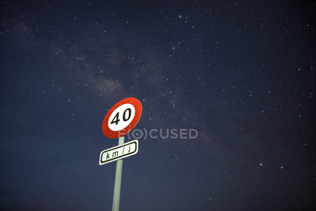Limite di velocità segnaletica stradale durante la notte — Foto stock