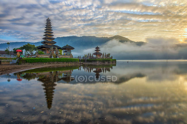 Indonésia, Bali, Pura Ulun Danu Bratan, Reflexão do templo pura ao nascer do sol — Fotografia de Stock