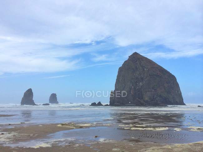 Scenic view of Haystack Rock, Cannon Beach, Oregon, USA — Stock Photo