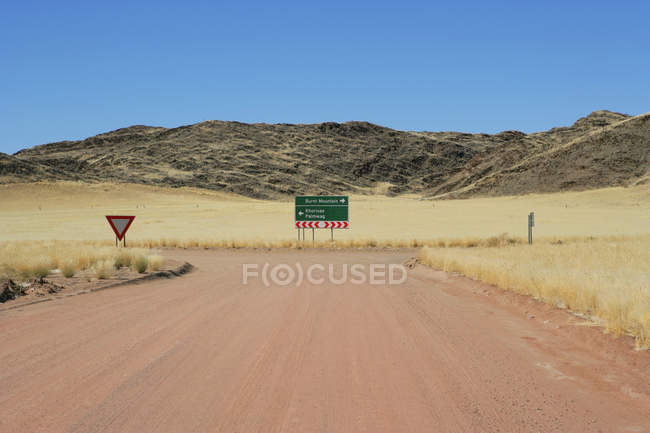 Paisaje con señales de tráfico a Montaña Quemada, Namibia - foto de stock