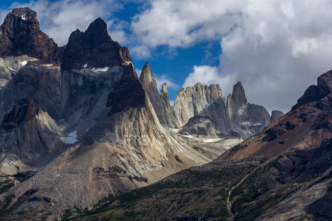Величественный вид на Куэрнос-дель-Пайне, Национальный парк Торрес-дель-Пайне, Патагония, Чили — стоковое фото