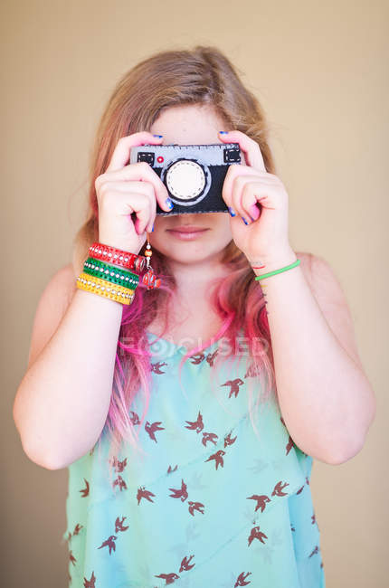 Teenager-Mädchen macht ein Foto mit einer handgemachten Kamera — Stockfoto