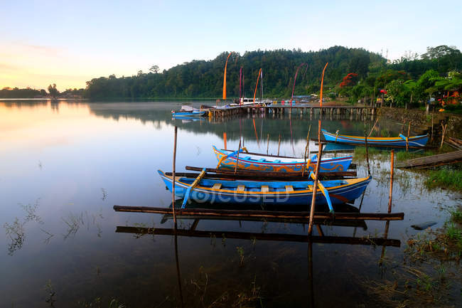 Malerischer Blick auf Fischerboote vor Anker in pura ulun danu, bali, Indonesien — Stockfoto