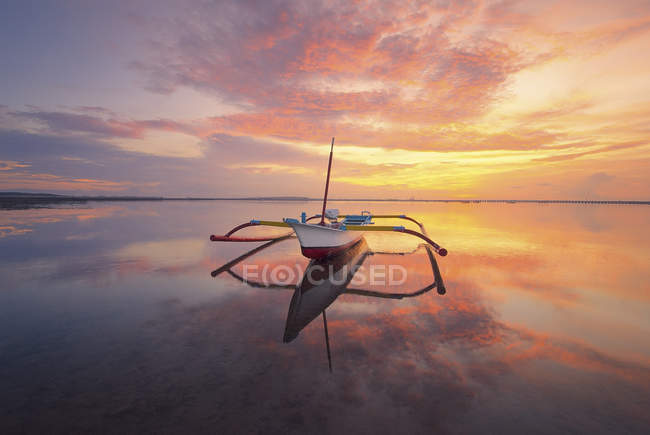 Bateau sur la plage au lever du soleil, Bali, Indonésie — Photo de stock