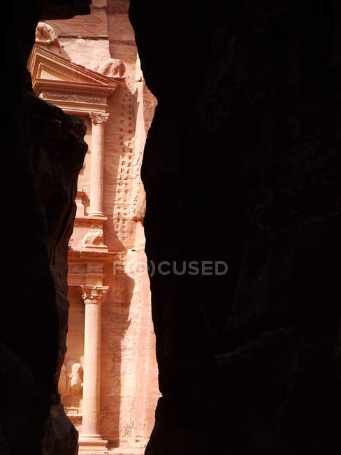 Vista del Tesoro Al Kazneh desde el crack, Petra, Jordania - foto de stock
