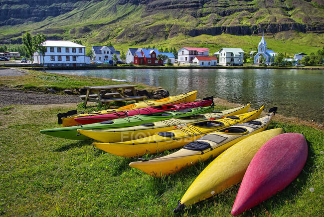 Vista panorámica de las canoas en fila, Seydisjord, Islandia - foto de stock
