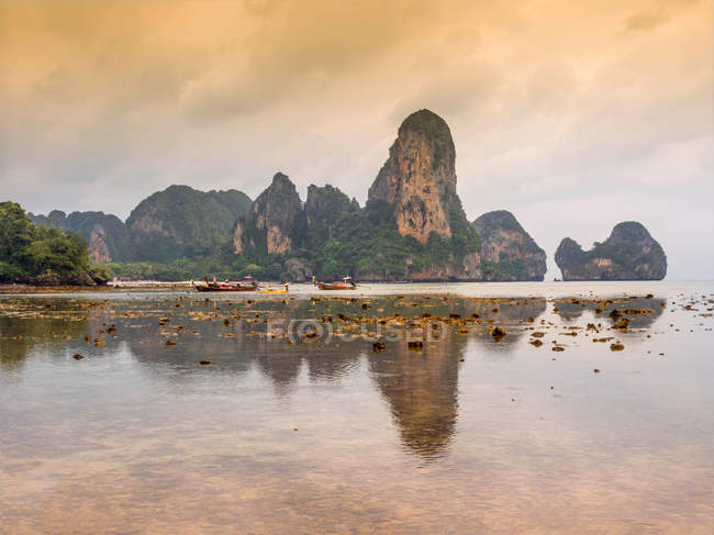 Majestic view of Ko Phi Phi with reflection in water, Krabi, Thailand — Stock Photo