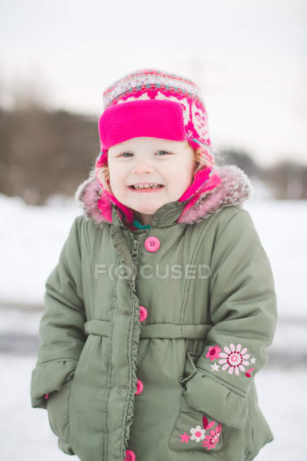 Retrato de menina vestindo casaco de inverno com as mãos no bolso — Fotografia de Stock