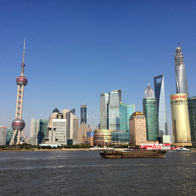Pudong visto desde el Bund, Shangahi, China - foto de stock