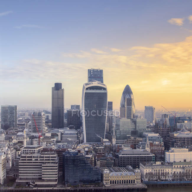 Vista panoramica sullo skyline della città di Londra all'alba, Regno Unito — Foto stock