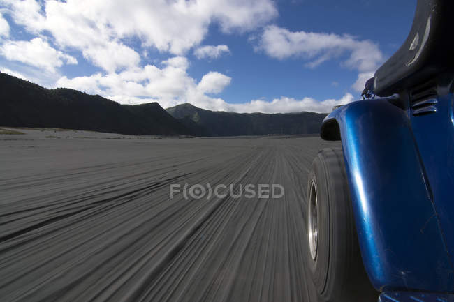Vista da estrada e montanhas do lado do carro em movimento rápido, Monte Bromo, Indonésia — Fotografia de Stock