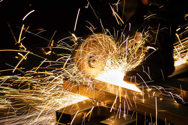 Afiação e corte de ferro por uma máquina de disco abrasivo — Fotografia de Stock