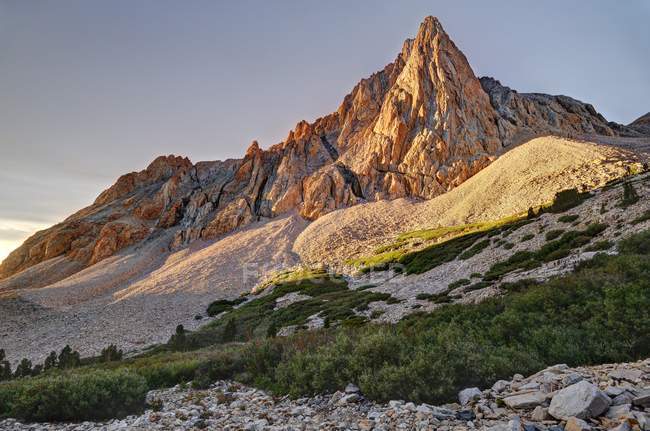 The Prominent Tower in Upper Taboose Creek all'alba, Inyo National Forest, California, America, USA — Foto stock