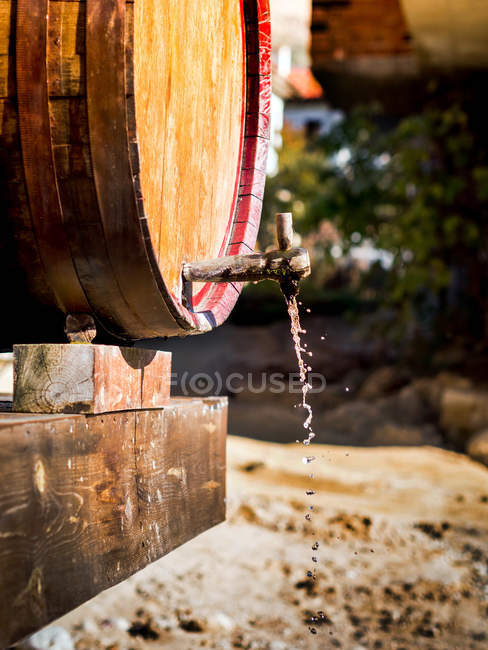 Wein tropft aus einem Bottich, verschwommener Hintergrund — Stockfoto