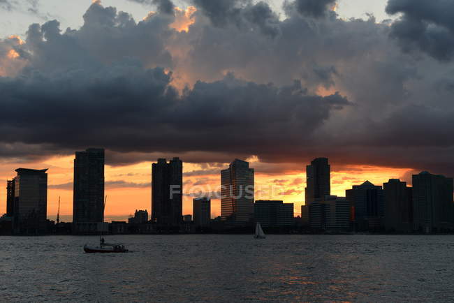 Vista panoramica di Battery Park sotto il cielo drammatico, Manhattan, New York, Stati Uniti — Foto stock