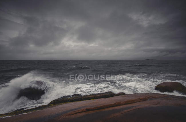 Vista panorámica de las olas estrellándose en las rocas, Laguna Beach, Santa Catarina, Brasil - foto de stock