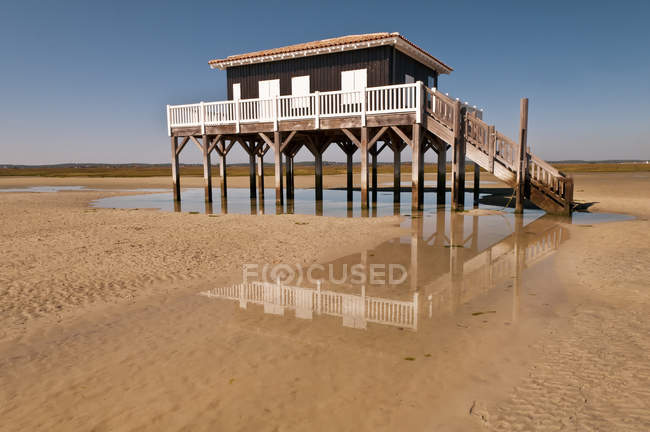 Cabana de banho de madeira em palafitas na praia, La Teste-de-Buch, Arachon, França — Fotografia de Stock