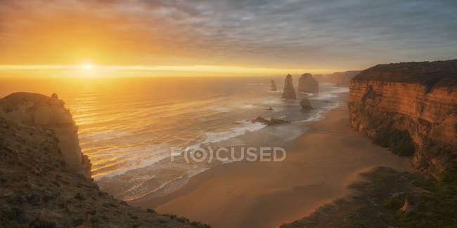 Schöne Aussicht auf zwölf Apostel bei Sonnenuntergang, große Ozeanstraße, Victoria, Australien — Stockfoto