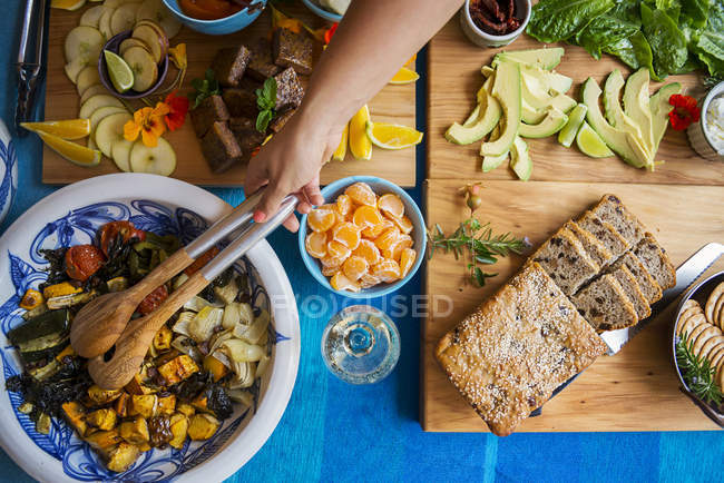 Вид зверху Рука тягнеться до шведського столу їжі — стокове фото
