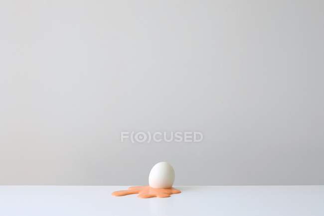 Cáscara de huevo conceptual sobre yema amarilla - foto de stock