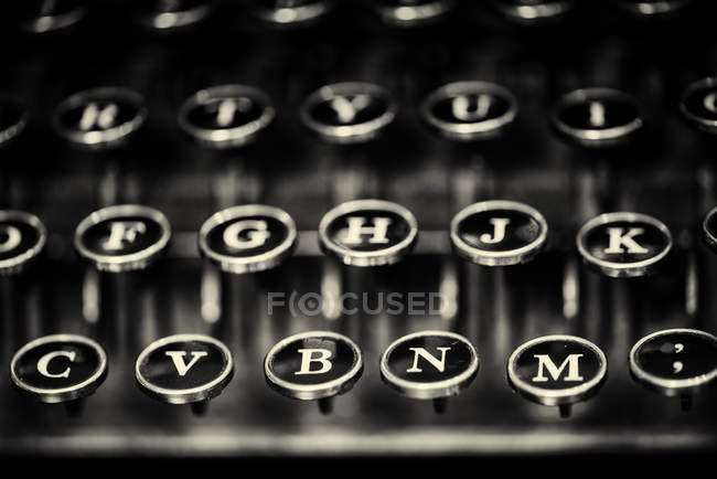 Vista de primer plano del detalle en la vieja máquina de escribir - foto de stock