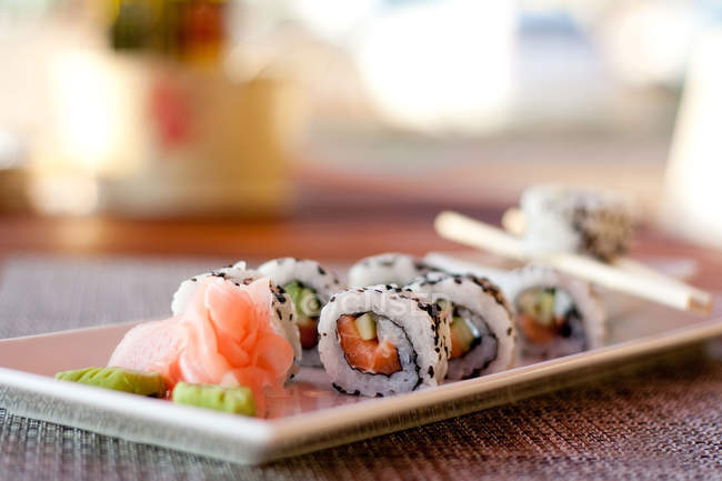 Sushi de frutos do mar japonês, rolo e pauzinho na placa branca — Fotografia de Stock