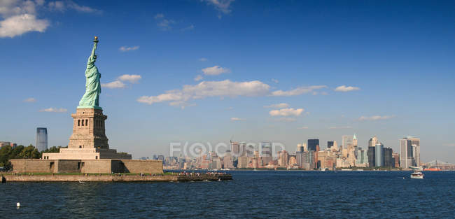 Vista panorámica de la Estatua de la Libertad, Nueva York, EE.UU. - foto de stock