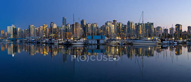 Vista panorámica del paisaje urbano al amanecer, Vancouver, Columbia Británica, Canadá - foto de stock