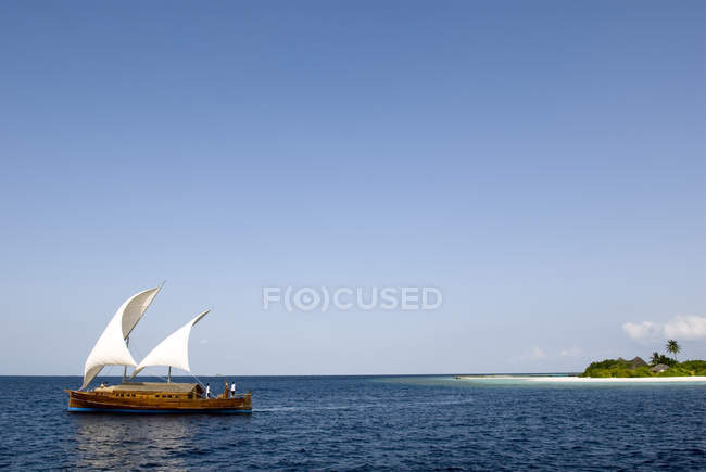 Maldivas, vista panorámica de Dhoni tradicional en el mar - foto de stock