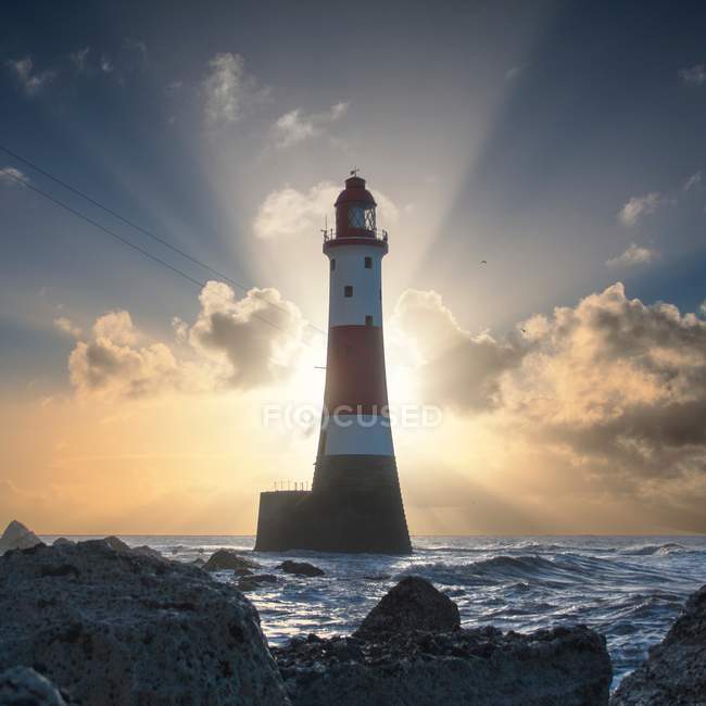 Vereinigtes Königreich, England, East Sussex, Beachy Head, Beachy Head Leuchtturm im Gegenlicht der aufgehenden Sonne — Stockfoto