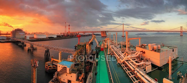 Japan, LNG ship Discharging Operation — Stock Photo