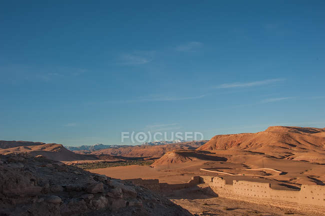Malerischer Blick auf die Hügel mit dem Fluss Unila, ait-ben-haddou, Marokko — Stockfoto