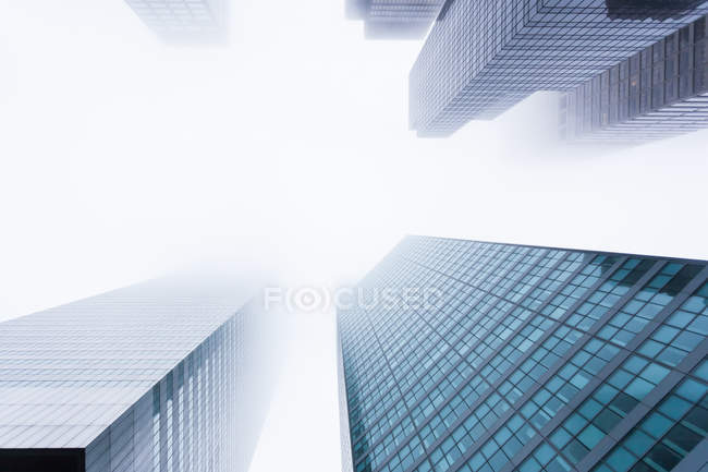 Vista panorámica de los rascacielos en la niebla, Manhattan, NY, EE.UU. - foto de stock