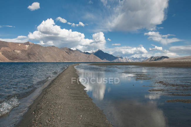 Paisaje con lago y cordillera, Ladakh, Tíbet, Himalaya - foto de stock