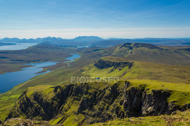 Vista panorámica del paisaje con cordillera, Isla de Skye, Escocia, Reino Unido - foto de stock