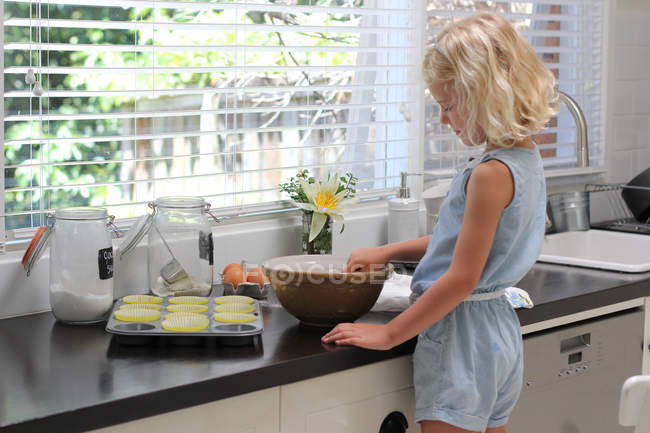 Girl baking in kitchen — Stock Photo