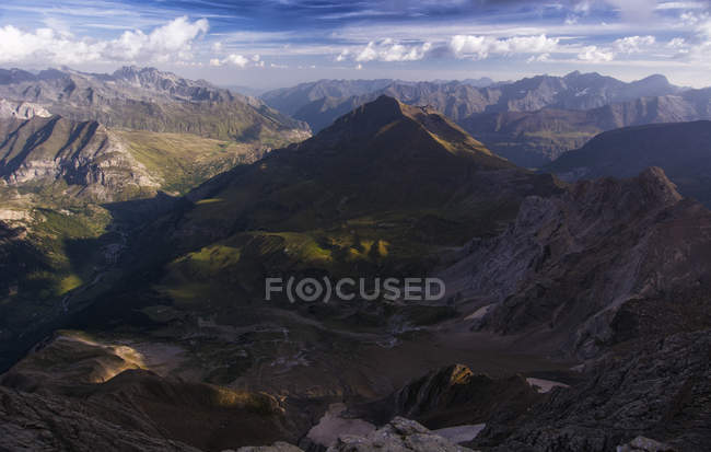 Vista aérea de las majestuosas montañas de los Pirineos, Valle de Pailla, Gavarnie, Francia - foto de stock