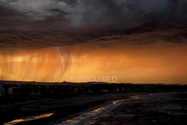 Malerischer Blick auf den Blitz über Kirra, Australien — Stockfoto