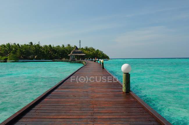 Vista panorâmica da água azul-turquesa e molhe de madeira, Maldivas — Fotografia de Stock