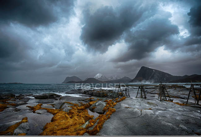 Norvegia, Isola di Lofoten, Sandnes, Costa del mare con nuvole di tempesta — Foto stock