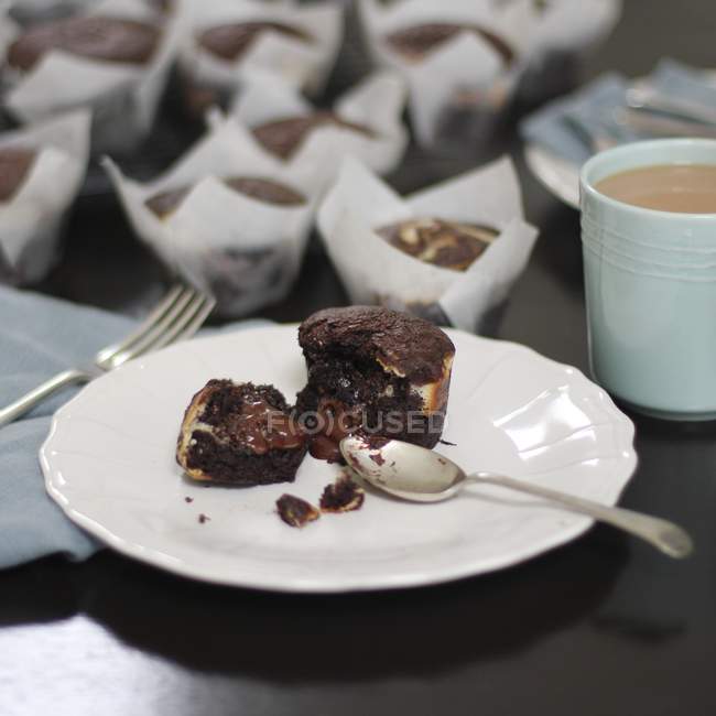 Close-up de sobremesa de chocolate no prato com colher de chá — Fotografia de Stock